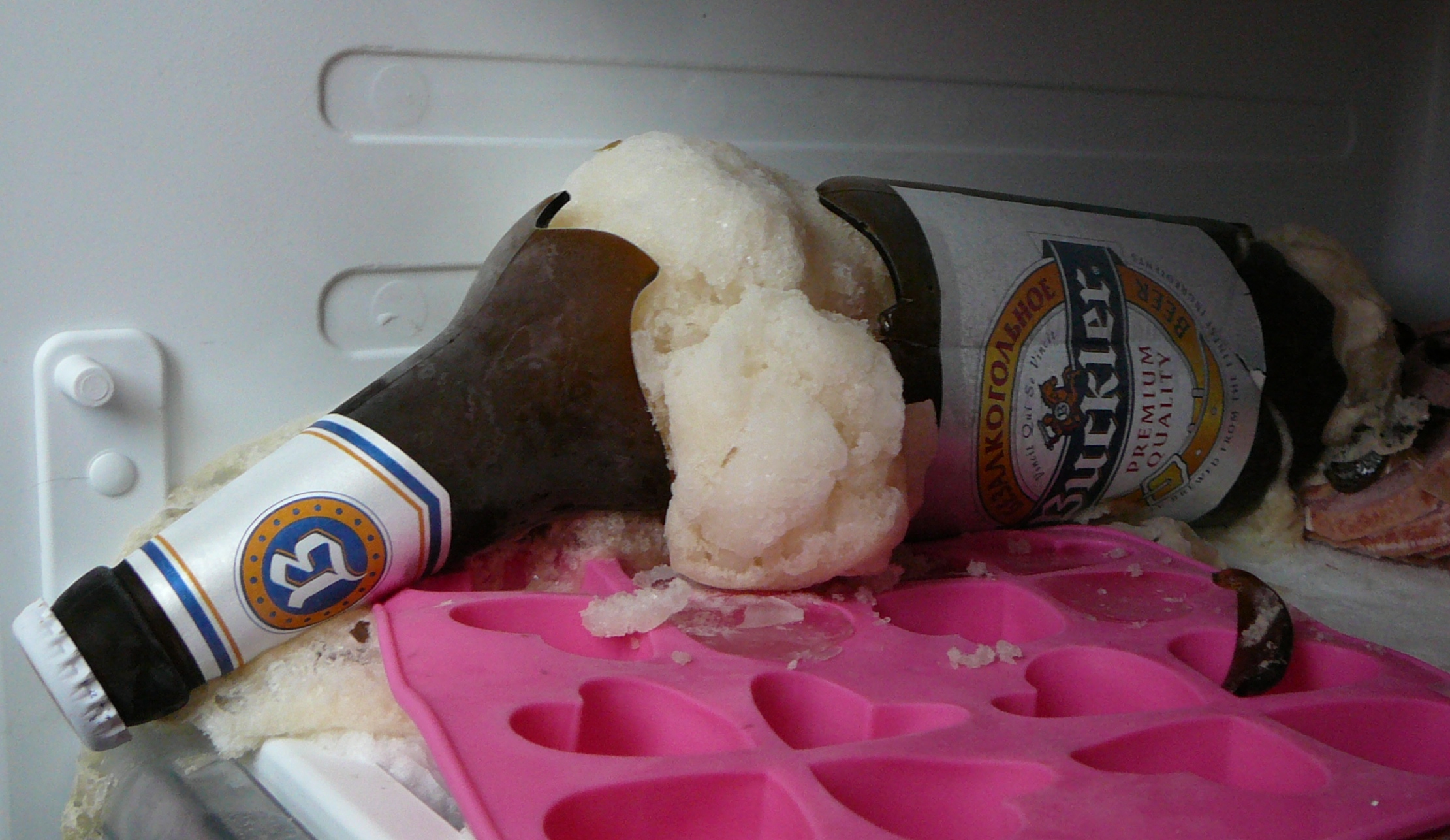 Замерзло пиво в бутылке. Пиво в морозилке. Замерзшее пиво. Замерзшие Аиво в бутылкк. Замерзшая бутылка.